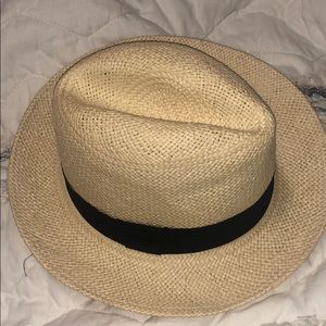 Great sun hat! In new condition! Only worn once 😊